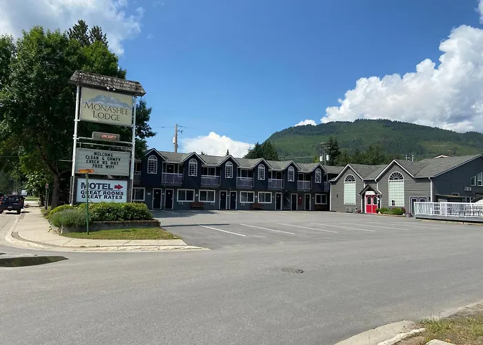 Motel: Monashee Lodge